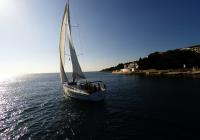 bateau à voile voilier sortant de la baie île Croatie